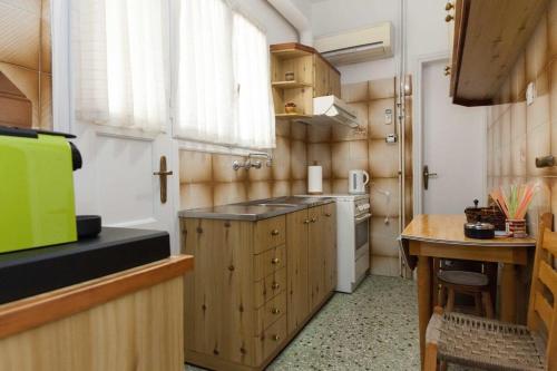 Koukaki Vintage Look 2BR Apt with Balcony - image 2