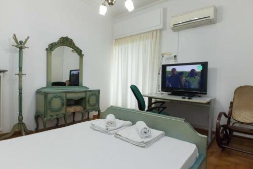 Koukaki Vintage Look 2BR Apt with Balcony - image 10