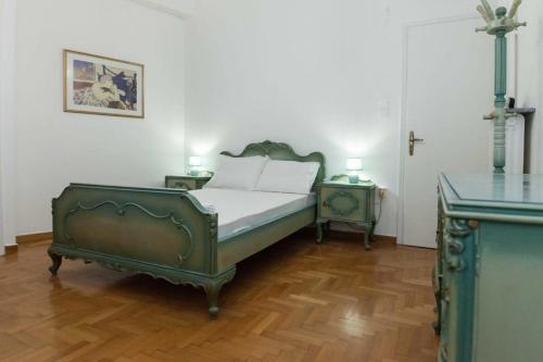 Koukaki Vintage Look 2BR Apt with Balcony - image 8