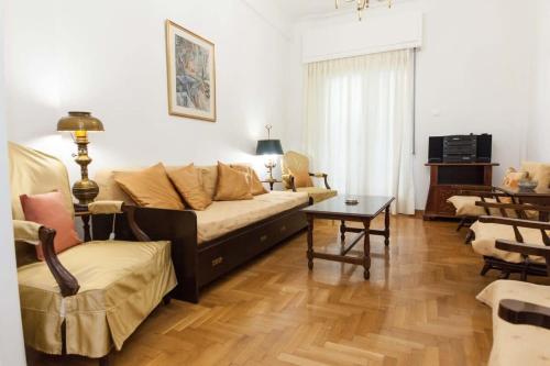 Koukaki Vintage Look 2BR Apt with Balcony - image 5