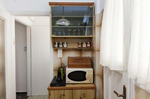 Koukaki Vintage Look 2BR Apt with Balcony - image 13