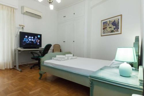 Koukaki Vintage Look 2BR Apt with Balcony - image 9