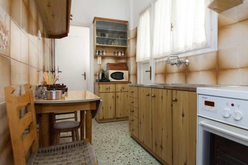 Koukaki Vintage Look 2BR Apt with Balcony - image 12