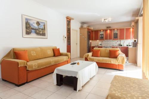 Scenic Balcony Apt in Vibrant Petralona - image 8