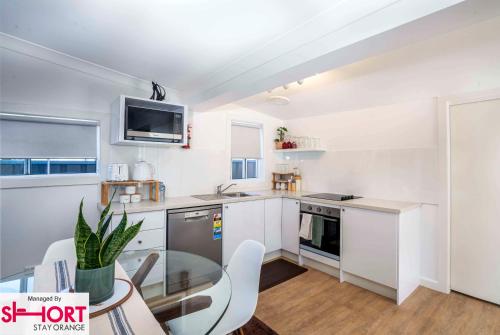 Bright, Cosy Cottage Central To Town - CBD, Orange (photo 5)