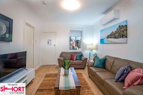 Bright, Cosy Cottage Central To Town - CBD, Orange (photo 3)