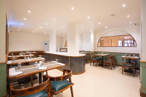 مطعم, فندق أفون روبي (Avon Ruby Hotel) in دادار