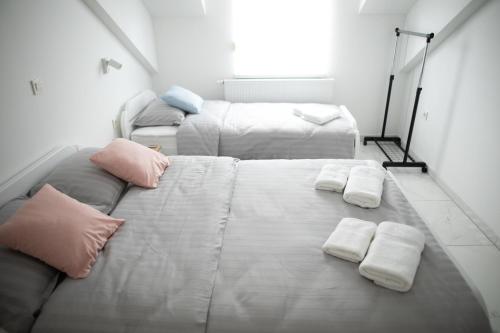 2 bedrooms, 4 beds