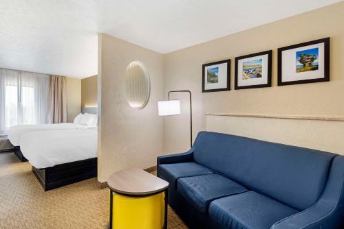Comfort Suites Merrillville - image 11