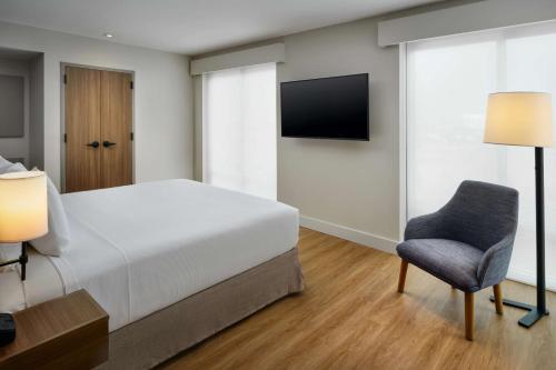 1 king bed, 1 sofa bed