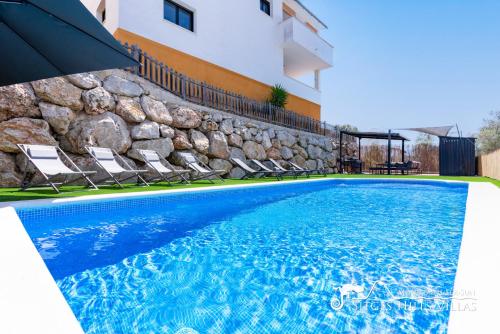 Villa Serranita - Stylish Holiday Home with Views and Air Conditioning 15 mins to Sitges, Olivella