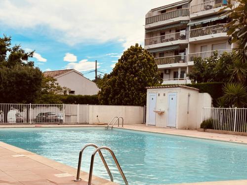 Swimming pool, Studio bord de mer near Les Potiers
