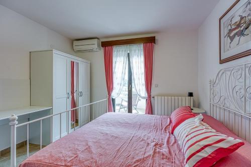 One-Bedroom Apartment image 10