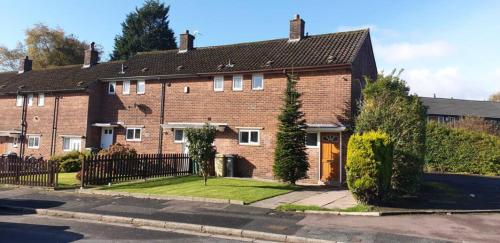 Cosy Single Room, Smart TV, 5 Minute Walk from Train Station Cosy Single Room, Smart TV, 5 Minute Walk from Train Station