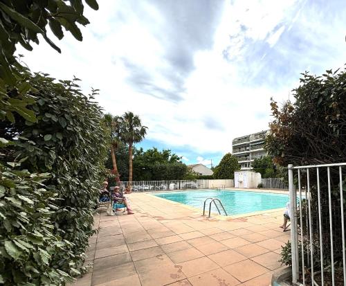 Swimming pool, Studio bord de mer near Les Potiers