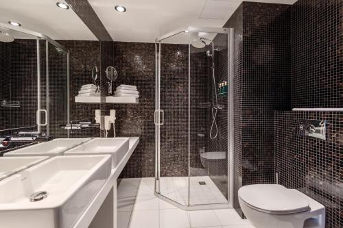 Deluxe Double or Twin Room image 8