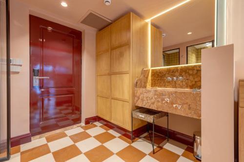 room detail thumbnail 2