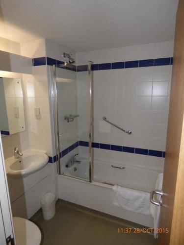 Warrington Motel, J20 M6 Lymm Services - 화장실