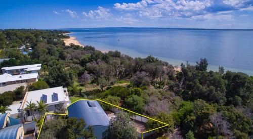 Apartment room in Spacious Coastal Retreat 5 Bdr