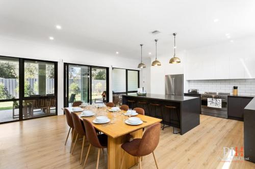 Luxury Home Sleeps 9 Guests in ซิลเวอร์ลีฟส์