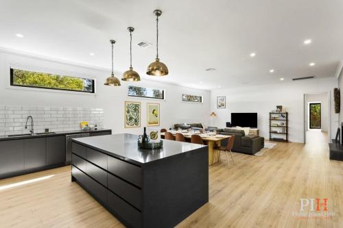 Luxury Home Sleeps 9 Guests in ซิลเวอร์ลีฟส์