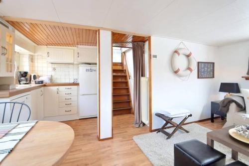 Houseboat Captain's Quarters in Harbour Amsterdam, Амстердам