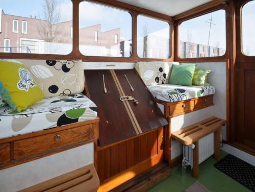 Houseboat Captain's Quarters in Harbour Amsterdam - image 9