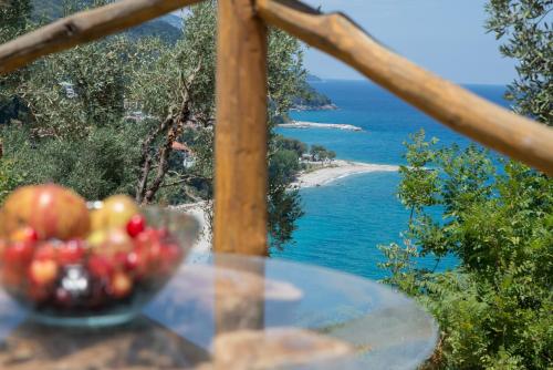 Otoczenie, Το καλύβι της γιαγιάς (Το καλυβι της γιαγιας) in Ntamouchari