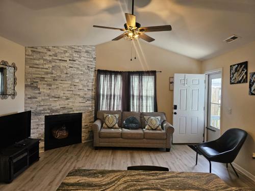 Convenient Modern Villa, 3 Beds, Near Everything in Charleston, USA