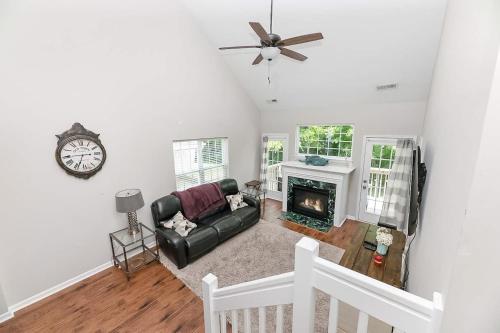 Pool Table, Spacious 3 Story, 4 Bedroom Dwelling in Goose Creek, USA