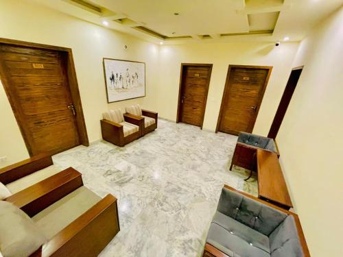 Shelton Hotel Gulberg Lahore - image 9