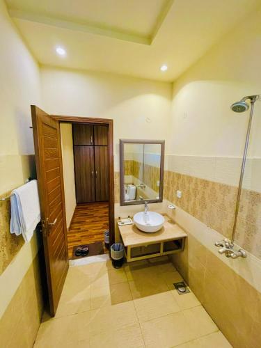 Shelton's Rezidor Hotel Gulberg Lahore - image 3