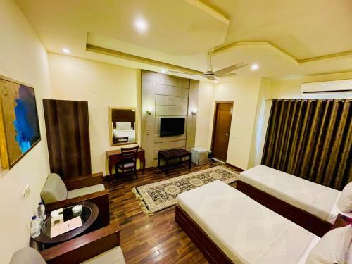Deluxe Twin Room room in Shelton's Rezidor Hotel Gulberg Lahore
