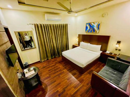 Deluxe Double Room image 2