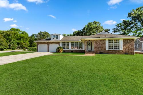 Southern Serenity Minutes From The Interstate in Ladson, USA