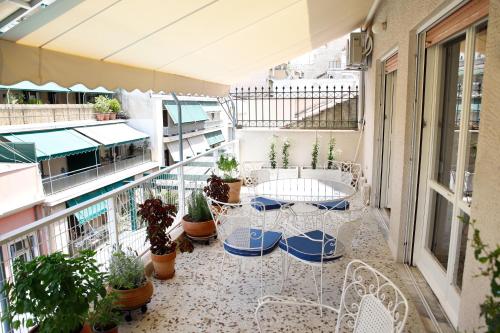Chic 4th Floor Apt, Large Balcony, cinema view, Athen