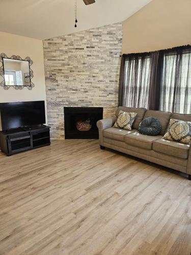 Convenient Modern Villa, 3 Beds, Near Everything in Charleston, USA