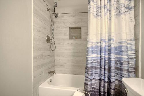Charming 4-bed Retreat Central Location! in Charleston, USA
