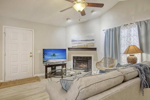 Charming 4-bed Retreat Central Location! in Charleston, USA