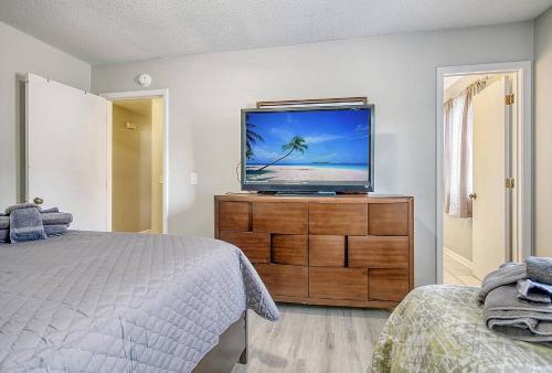 Charming 4-bed Retreat Central Location! in Charleston, USA