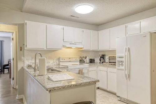Charming 4-bed Retreat Central Location! in Charleston, USA