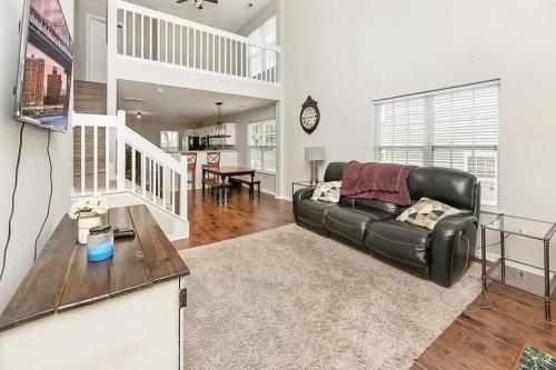 Pool Table, Spacious 3 Story, 4 Bedroom Dwelling in Goose Creek, USA