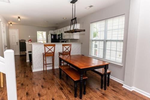Pool Table, Spacious 3 Story, 4 Bedroom Dwelling in Goose Creek, USA