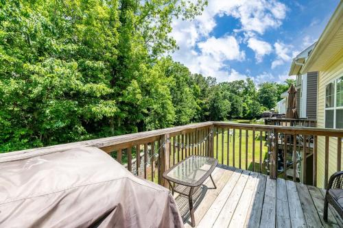 Pool Table, Spacious 3 Story, 4 Bedroom Dwelling in Goose Creek, USA