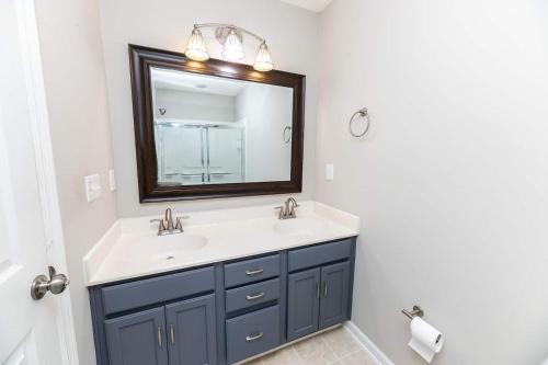 Pool Table, Spacious 3 Story, 4 Bedroom Dwelling in Goose Creek, USA