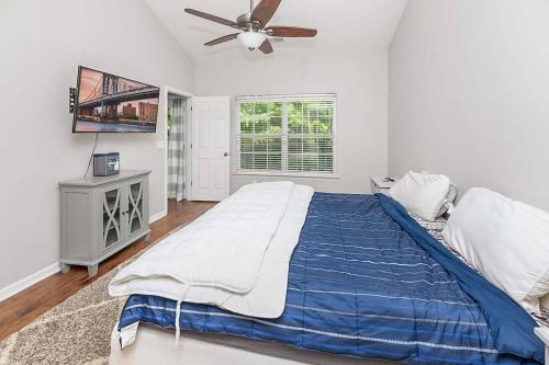 Pool Table, Spacious 3 Story, 4 Bedroom Dwelling in Goose Creek, USA