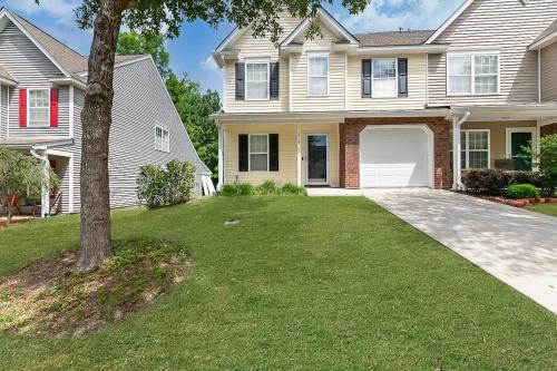 Pool Table, Spacious 3 Story, 4 Bedroom Dwelling in Goose Creek, USA