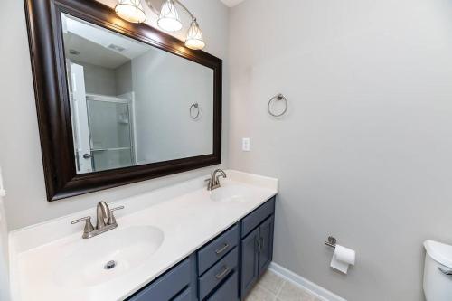 Pool Table, Spacious 3 Story, 4 Bedroom Dwelling Pool Table, Spacious 3 Story, 4 Bedroom Dwelling