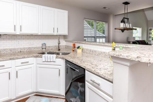 Pool Table, Spacious 3 Story, 4 Bedroom Dwelling Pool Table, Spacious 3 Story, 4 Bedroom Dwelling