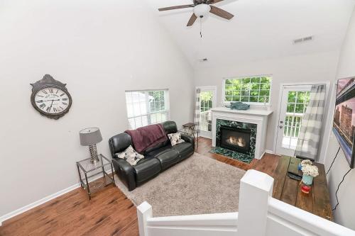 Pool Table, Spacious 3 Story, 4 Bedroom Dwelling Pool Table, Spacious 3 Story, 4 Bedroom Dwelling